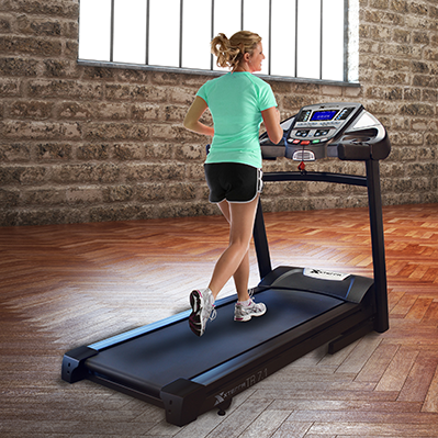 Woman with blonde hair running on the Xterra TR7.1 treadmill